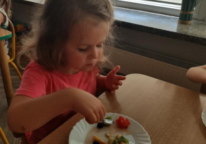 Dziewczynka zjada sałatkę